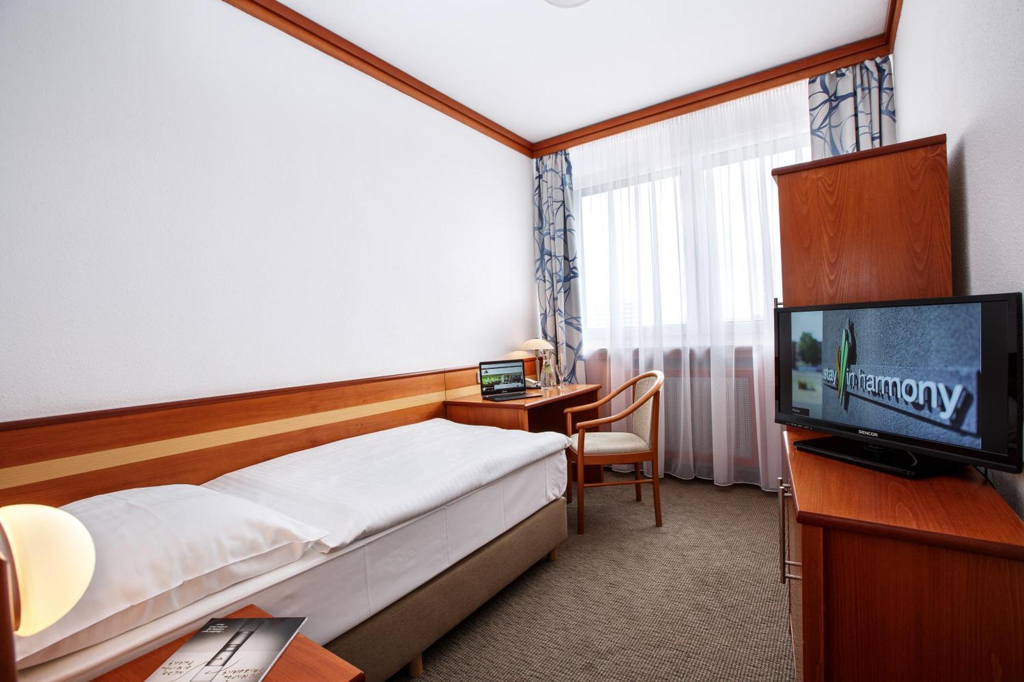 ฮาร์โมนี คลับ โฮเต็ล Hotel ออสตราวา ภายนอก รูปภาพ