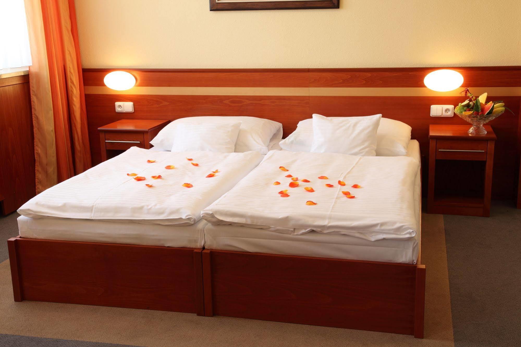 ฮาร์โมนี คลับ โฮเต็ล Hotel ออสตราวา ภายนอก รูปภาพ